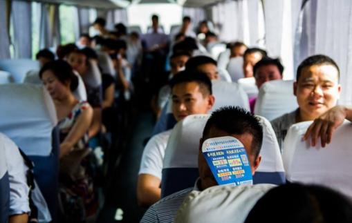 我们是公司出游，第一次在网上约车，起初还是有点不放心的，没想到真的跟现实订车无异，车辆到达时间也很及时，没有迟到，一路上司机服务也是很好，很满意